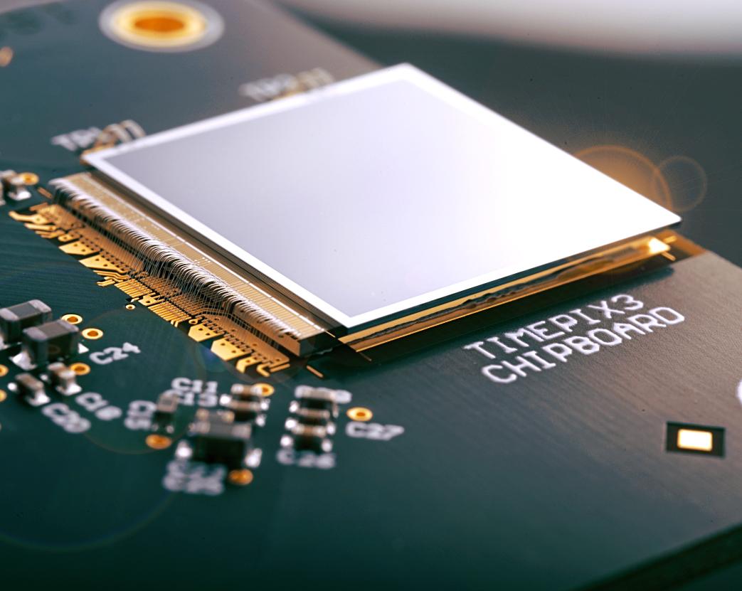 Immagine del chip Timepix, usati nella missione Artemis II della NASA, nel cui sviluppo è coinvolto il Dipartimento di Fisica dell'Università di Pisa
