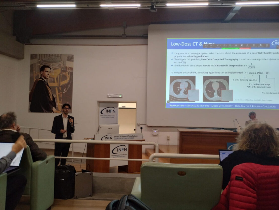 Momento della discussione di tesi di Simone Damiani, studente presso il Dipartimento di Fisica dell'Università di Pisa, e vincitore del Premio Giulia Vita Finzi con la tesi di laurea magistrale.